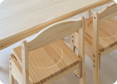 木製玩具で遊ぶ様子